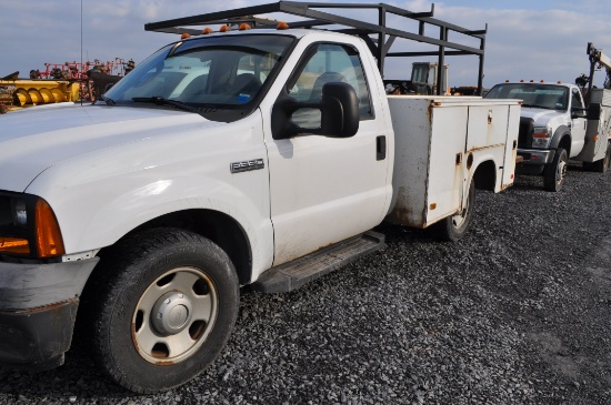 '06 Ford F350 XL Super Duty utility truck w/ 102,901mi, automatic, gas, standard cab, 2wd, service b