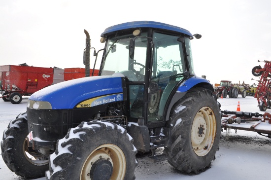 NH TD5050 w/2960 hrs, 12sp w/ left hand reverser, 4wd, 2 remotes, 18.4-34 rear rubber