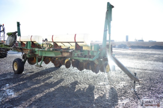 JD 7000 8 row planter
