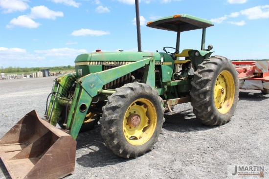 JD 2940 tractor