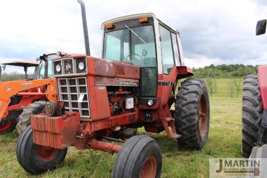 INT 1086 tractor