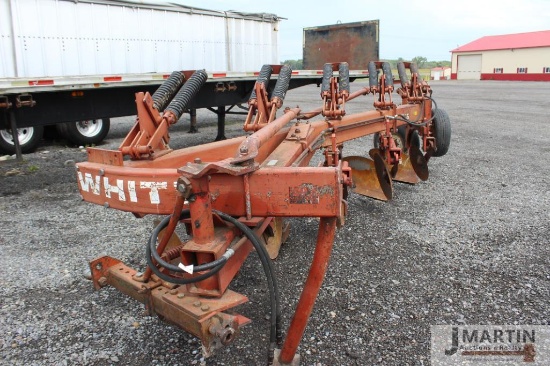 White 588 5 bottom 3pt moldboard plow