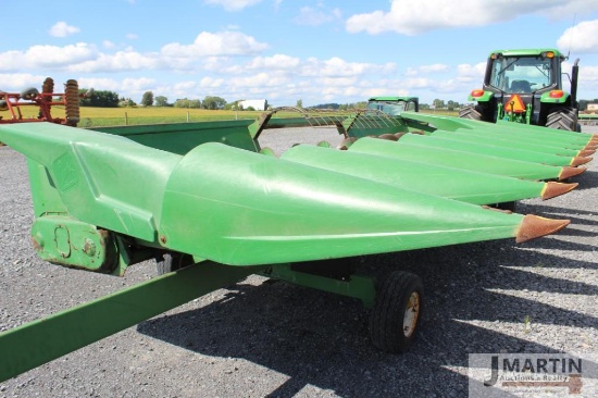 JD 843 8 row corn head