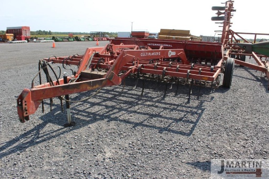 Int 12' planter w/ Unverferth front mount cultiplanter II pre till att
