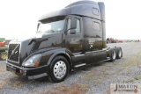 2004 Volvo VNL semi tractor