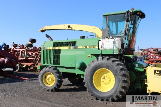 JD 6610 self propelled forage harvester