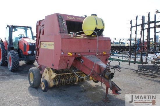 NH 640 round baler