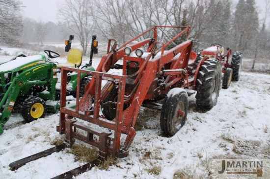 Case 300 w/ front loader and pallet forks