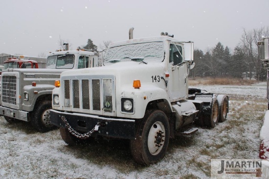 1991 International semi tractor