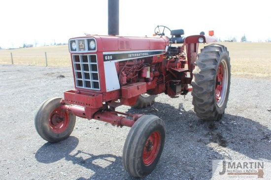 IH 686 tractor