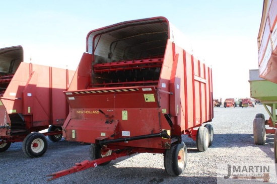 NH 16' silage wagon