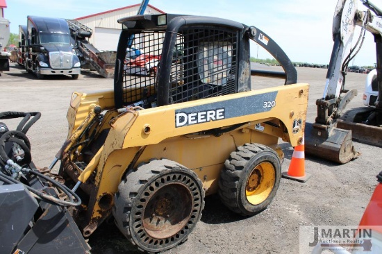 JD 320 skid loader