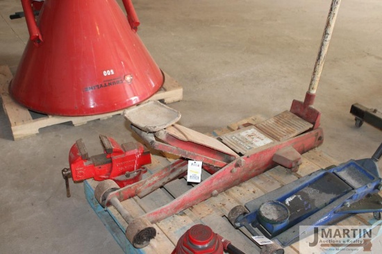 Black Hawk 4 ton truck floor jack