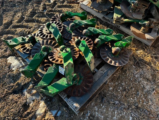 12- JD 7200 no-till coulters