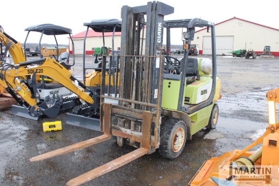 Clark CMP25 forklift