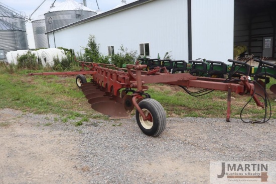 IH 720 7 bottom plow