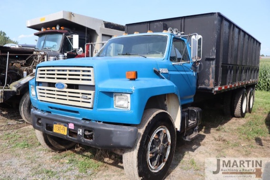 1983 Ford F800 dump truck