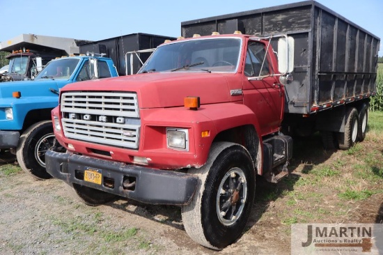 1983 Ford 800 grain truck