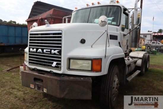 2005 Mack CL700 10-wheeler semi