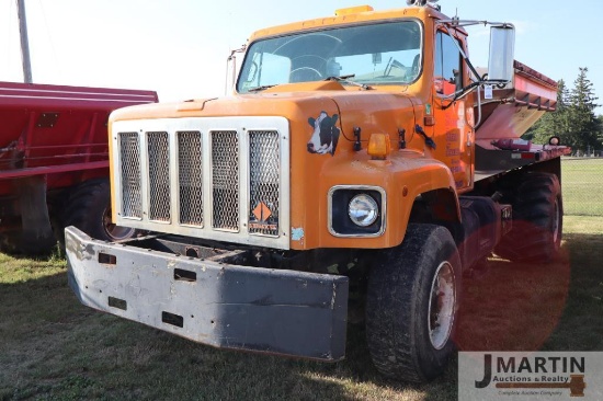 1991 International spreader truck