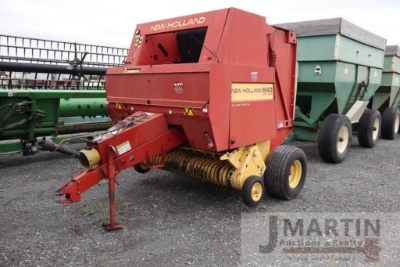 NH 640 round baler