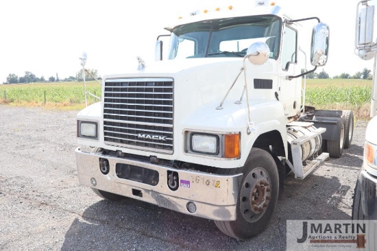 2016 Mack CHU613 semi