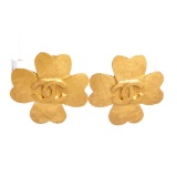 Chanel Matte Gold Hammered CC Clover Clip On Earrings 95P