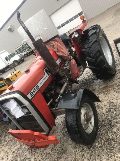 1070- Massey Ferguson 235 tractor. Runs and drives, 5352 HOURS