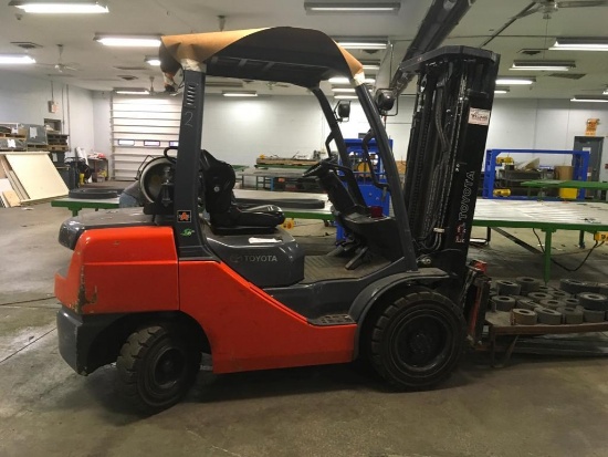 1076-2012 Toyota 8FGU30 6000 pound forklift 2 stage side shift with 900 hours