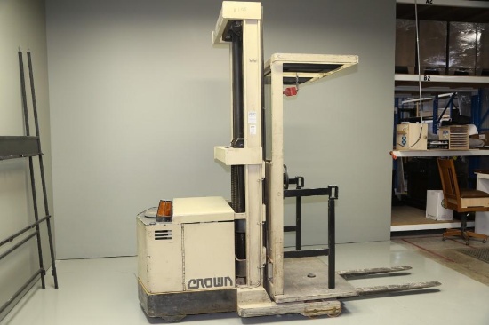 1093- Crown Battery Picker lift, 20 foot high reach, 3000 pound capacity