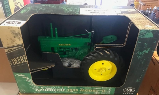 John Deere 1939 Model B 1/8 Scale Tractor in box