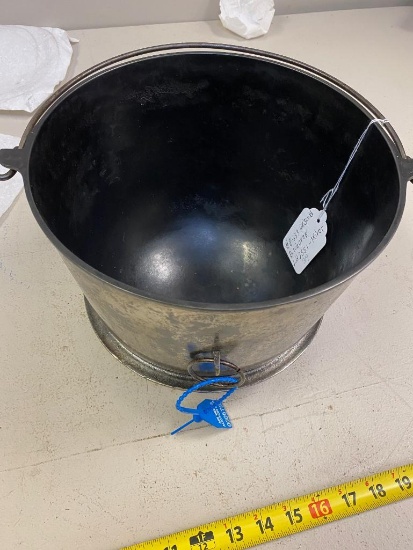 #8 Erie 3 Legged Bean pot
