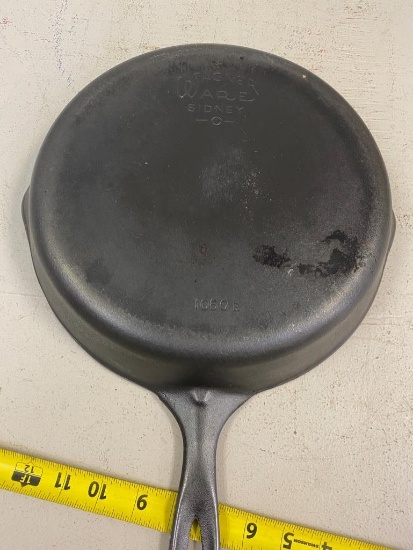#10-1060 Wagner skillet, Warped