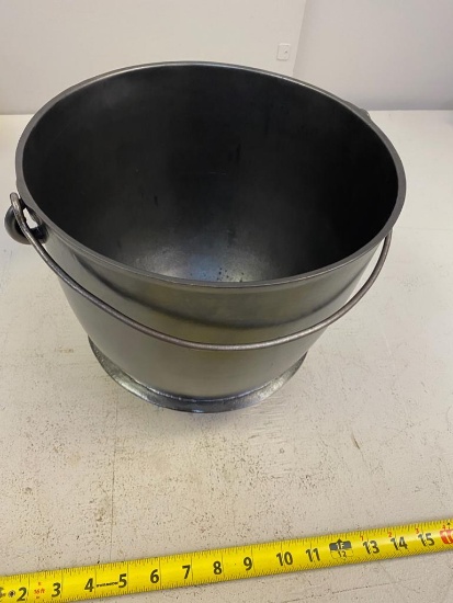 #8 Cast Iron Greer and King 3 legged pot