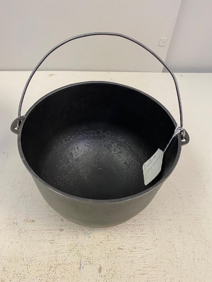 #8 Wagner cast iron 3 leg kettle