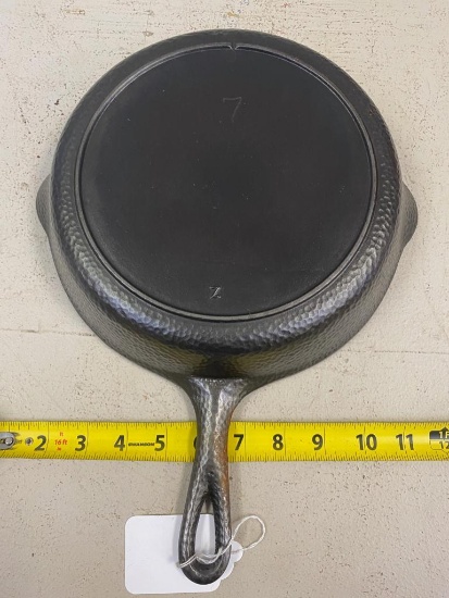 Lodge one break heat ring hammered skillet
