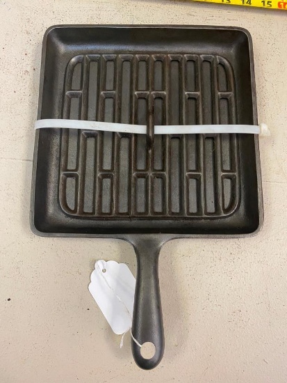 #1103 Wagner bacon fryer with press, Bacon press is CRACKED