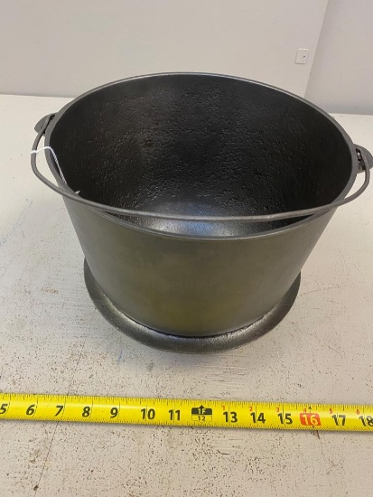 #8 Wagner Rimmed pot
