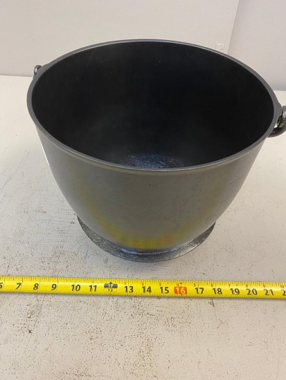 #8 Greer and King 3 legged rimmed pot