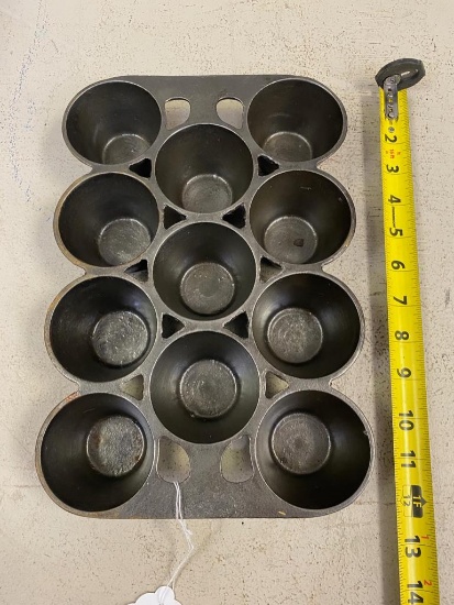 Wagner Style B Pop Over cast iron pan