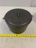 #8 Flat bottom kettle with lid, gate mark