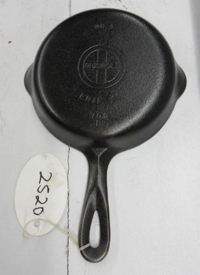 Griswold #3 709D Cast Iron Skillet Small Block logo