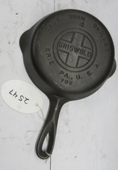 Griswold #4 702 Cast Iron Skillet Large Block logo
