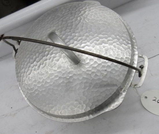 Wagner 3243 Hammered Aluminum Roaster w/ trivet and lid