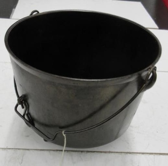 Early 3 legged #7 Bean Pot