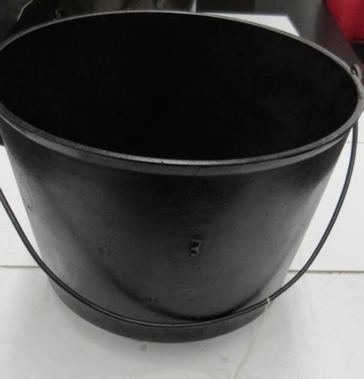 #8-5, 3 legged bean pot