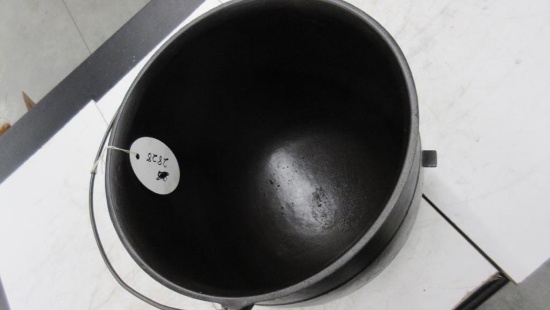 Early 89 3 legged bean pot