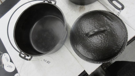 Hammered #8 Dutch Oven with Lid