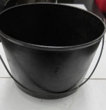 #8-5, 3 legged bean pot