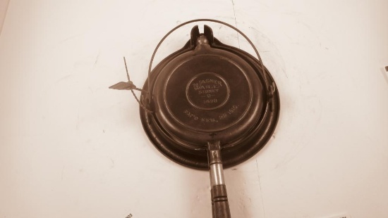 Wagner-0-1408 Low Base wooden handle, w/ Mold flaw, Waffle Iron